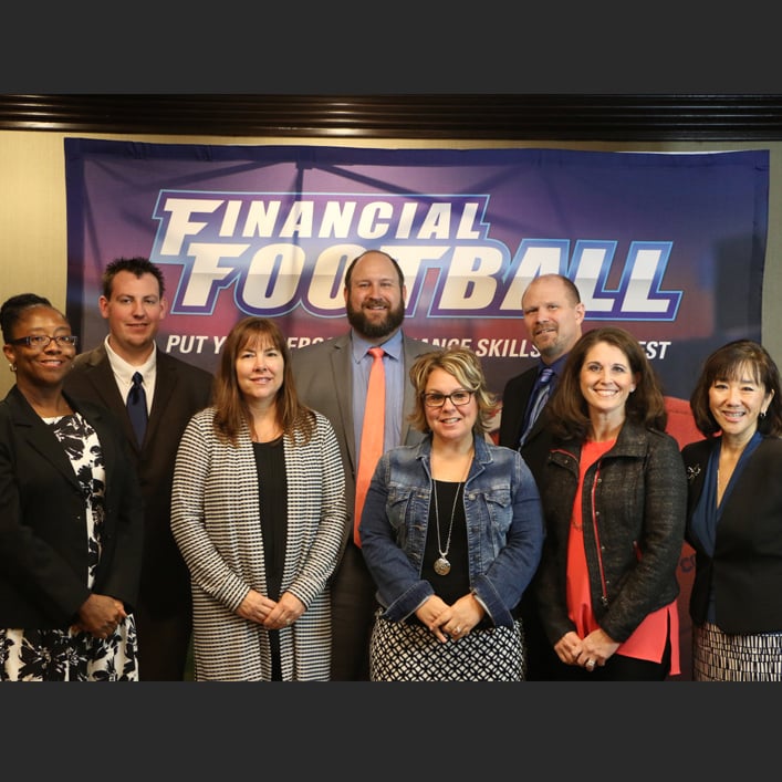 La imagen muestra al equipo de Financial Football, un grupo de personas involucradas en un juego financiero.