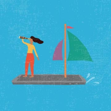 Una mujer de pie en un velero, sosteniendo una vela mientras el barco se desliza por el agua.