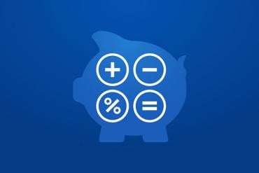 Una alcancía con el icono de una calculadora sobre un fondo azul, que simboliza la planificación financiera y el ahorro.