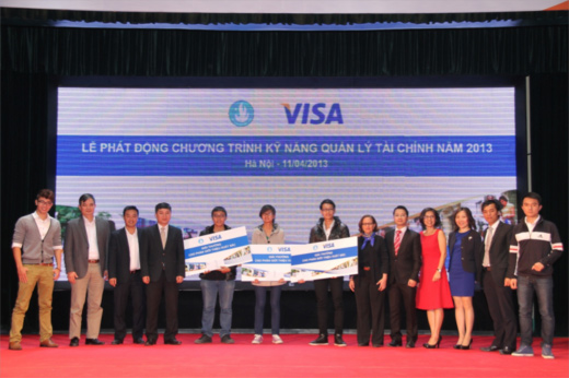 Sinh viên đóng vai trò hướng dẫn trong Chương trình Kỹ năng Quản lý Tài chính do Visa và Trung ương Hội Sinh viên Việt Nam tổ chức